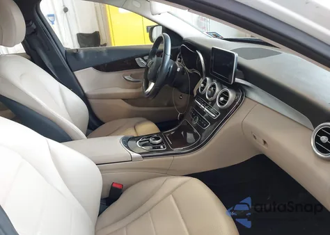 2017 Mercedes-Benz C 300 4Matic z USA, uszkodzony, nr VIN 55SWF4KB1HU227739